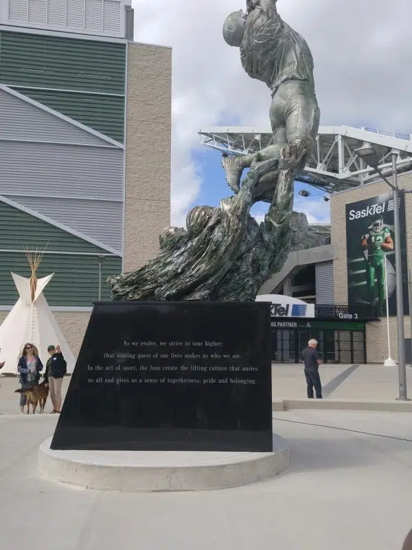 RIDERSSTATUE-e1498757379395.jpg