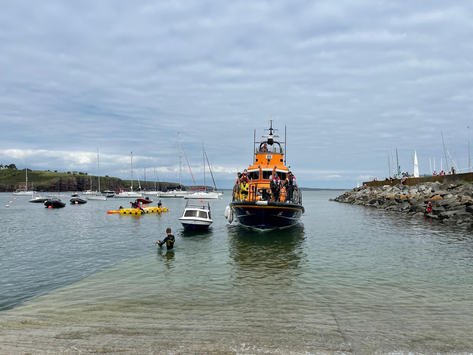 Dunmore East RNLI rescue 4 people onboard a broken-down fishing boat drifting onto rocks - Vimarsana News