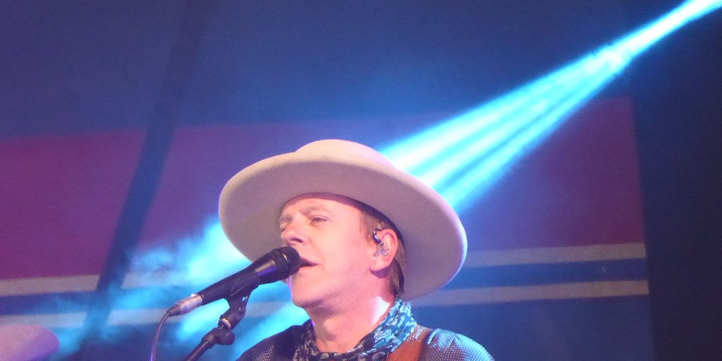 Kiefer Sutherland helped raise over $100,000 for wildfire relief in Nova Scotia! - Vimarsana News