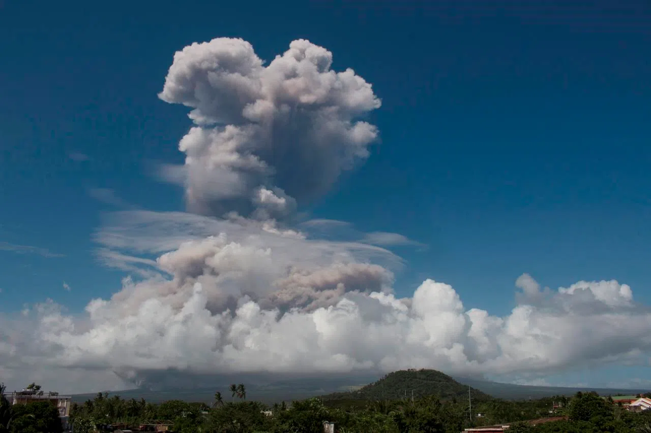 Philippine Volcano Explodes, Villagers Flee Back To Shelters | PaNOW