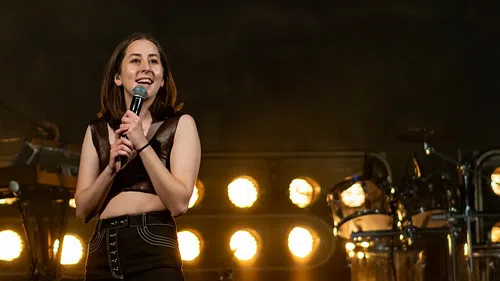 Alana Haim Appears To Be In A New Film 91x Fm Cjlx