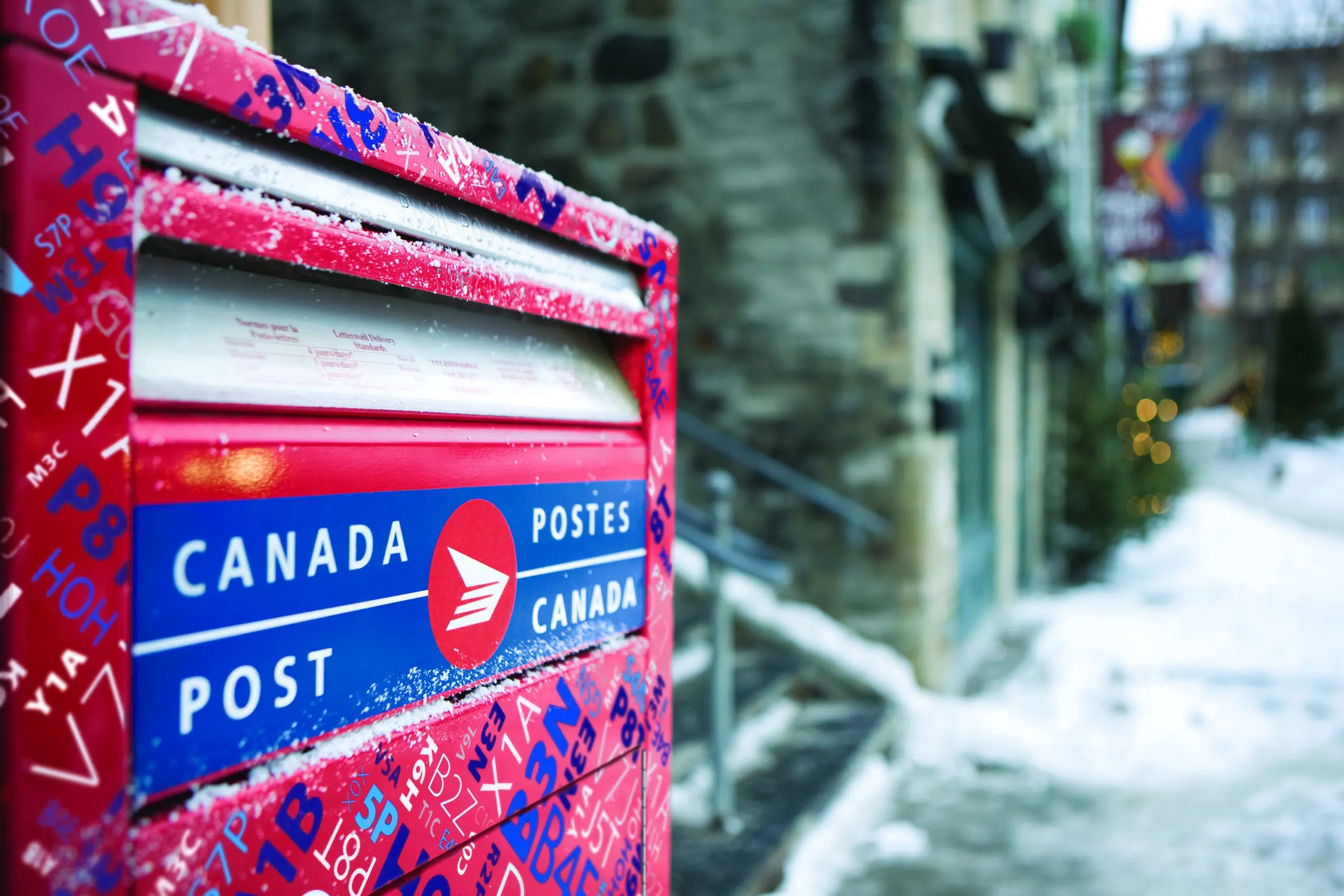 Canada Post warns of delays due to staff shortages amid Omicron