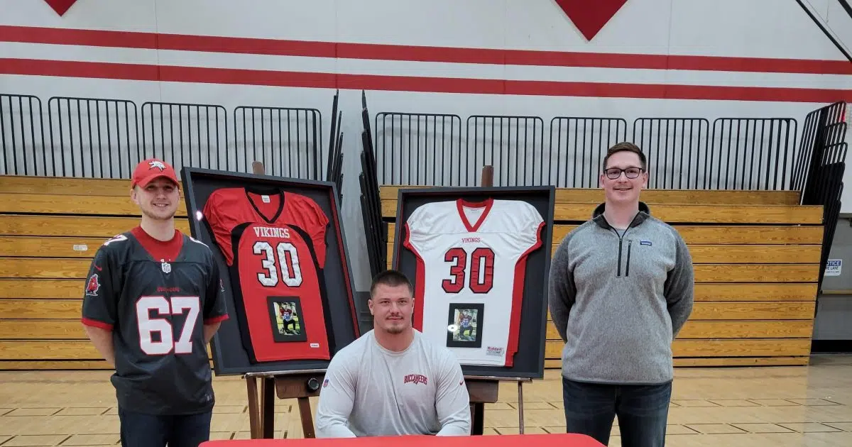 Valders High School retires Luke Goedeke's jersey after first NFL season  with Tampa Bay