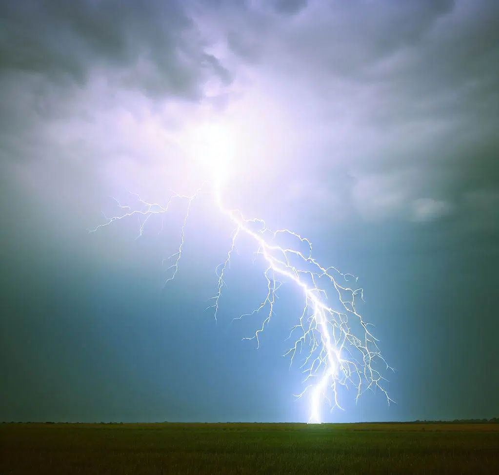 Stay Thunderstorm-Smart: Survive Lightning Strikes Safely | PTBO Today