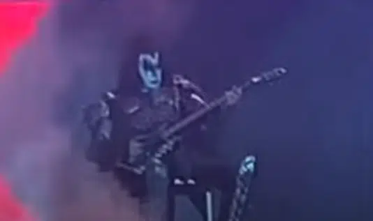 Kiss Stops Show For Sick Gene Simmons Video 102 9 The Buzz