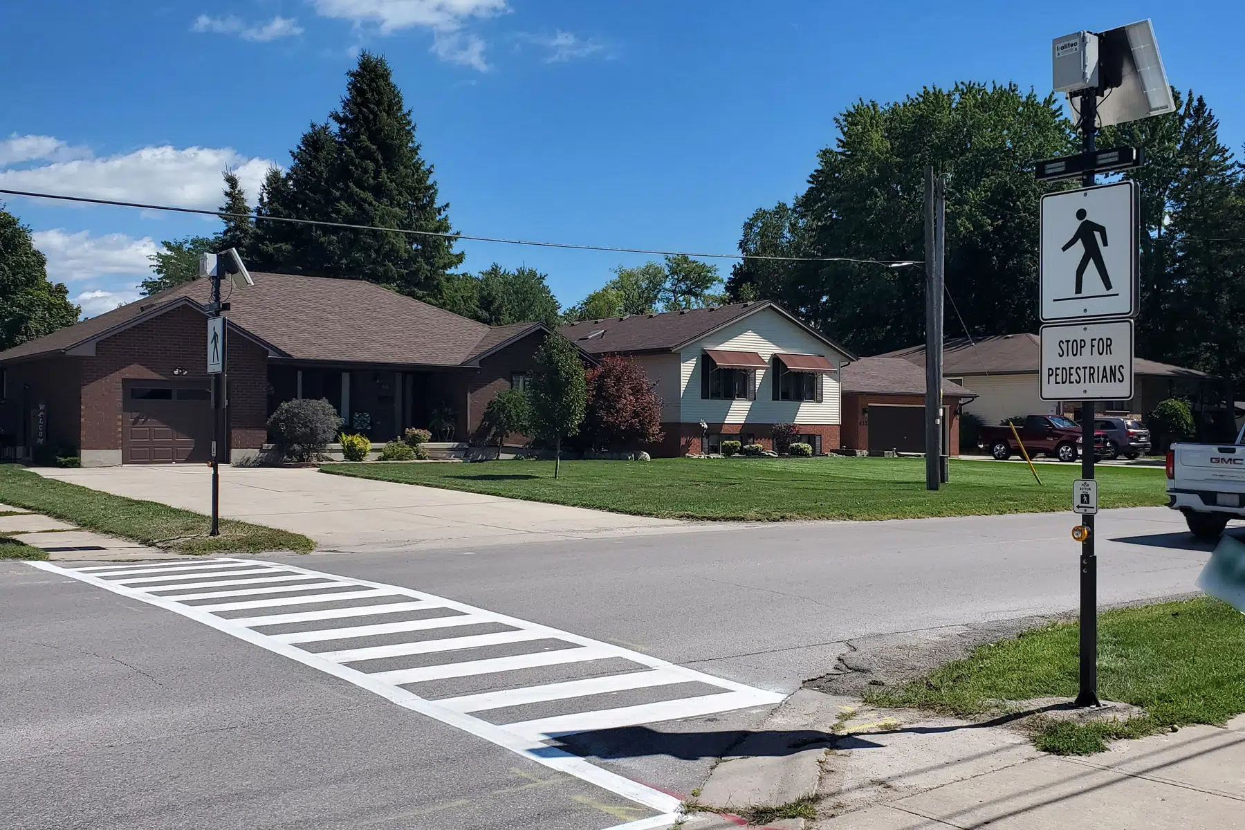 New Crosswalk Beacon Light Operational on Head Street Strathroy 105.7