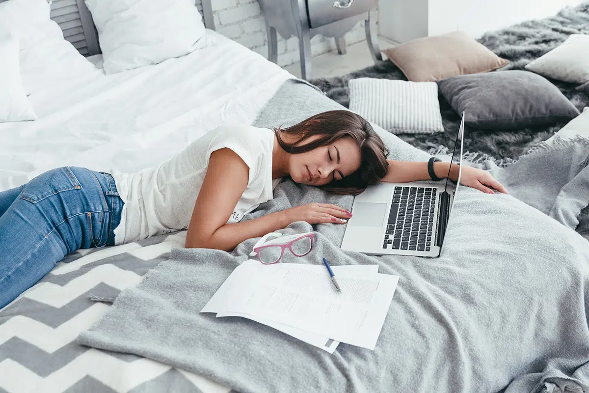 Experts Say While Working From Home, Don't Work From Bed | 98.7 WNNS |  Springfield's Christmas Music Station