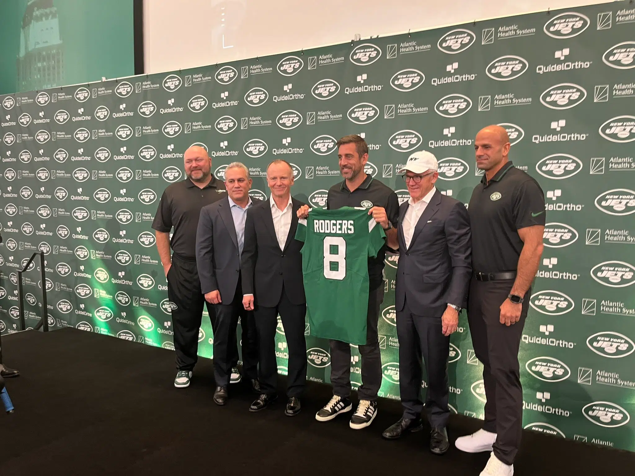 NY Jets officially introduce Aaron Rodgers