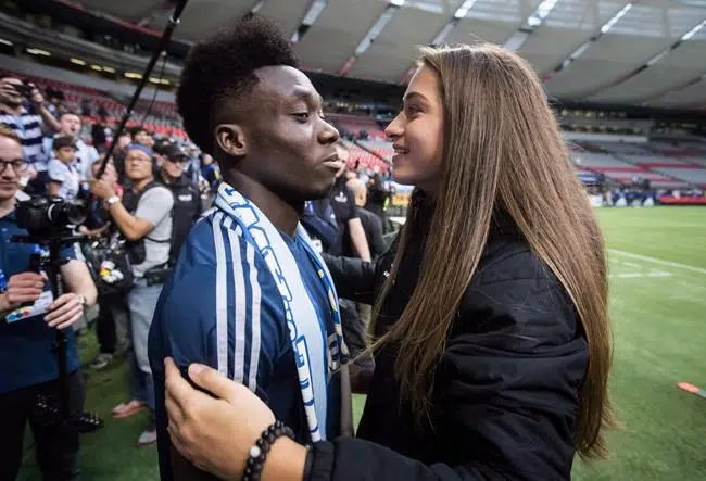    Alphonso Davies con gentile, Ragazza Jordyn Huitema 