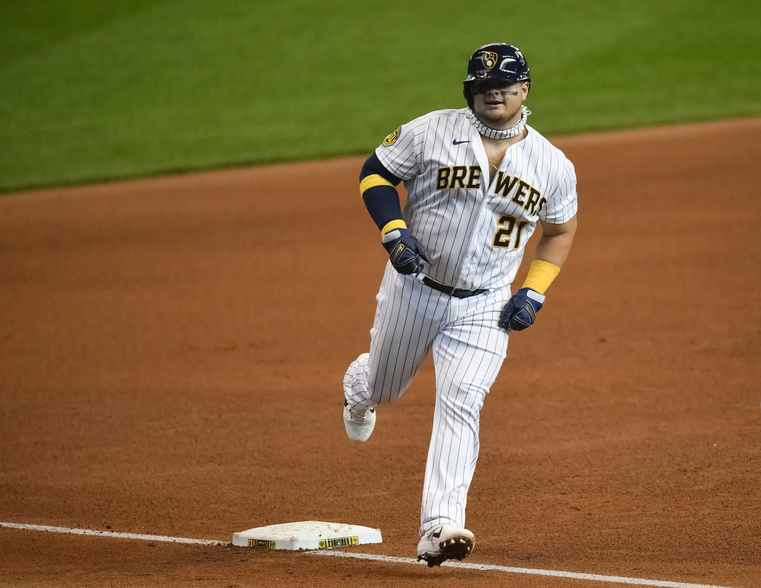 Brewers; Arcia, Narváez accept salary cuts for 2021; Knebel traded