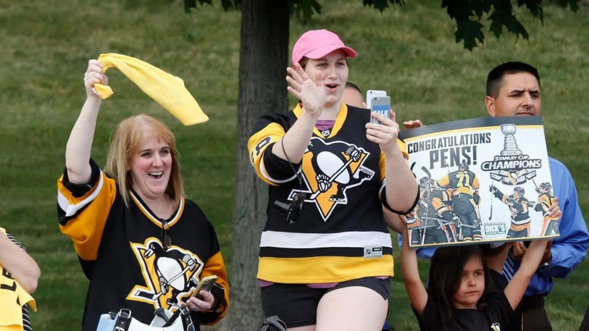 400,000 fans greet Pittsburgh Penguins at Stanley Cup parade