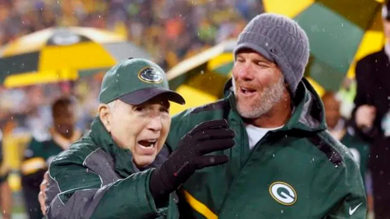 Bart Starr, quarterback who led Packers to five NFL titles, dies