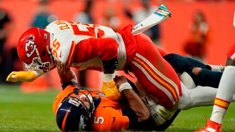 Patrick Mahomes hurts knee in Chiefs' win over Broncos