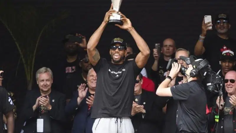 Kawhi Leonard cheered in Toronto as he receives title ring