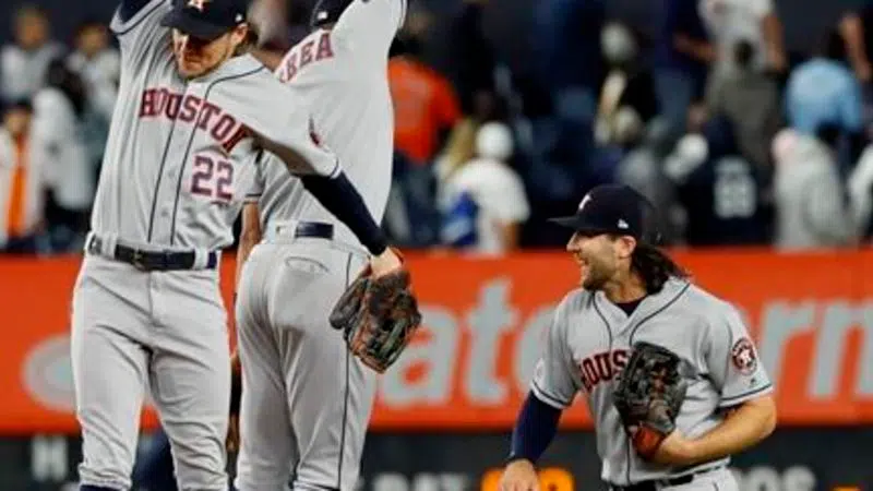 MLB world reacts to Yankees' fans throwing debris on the field