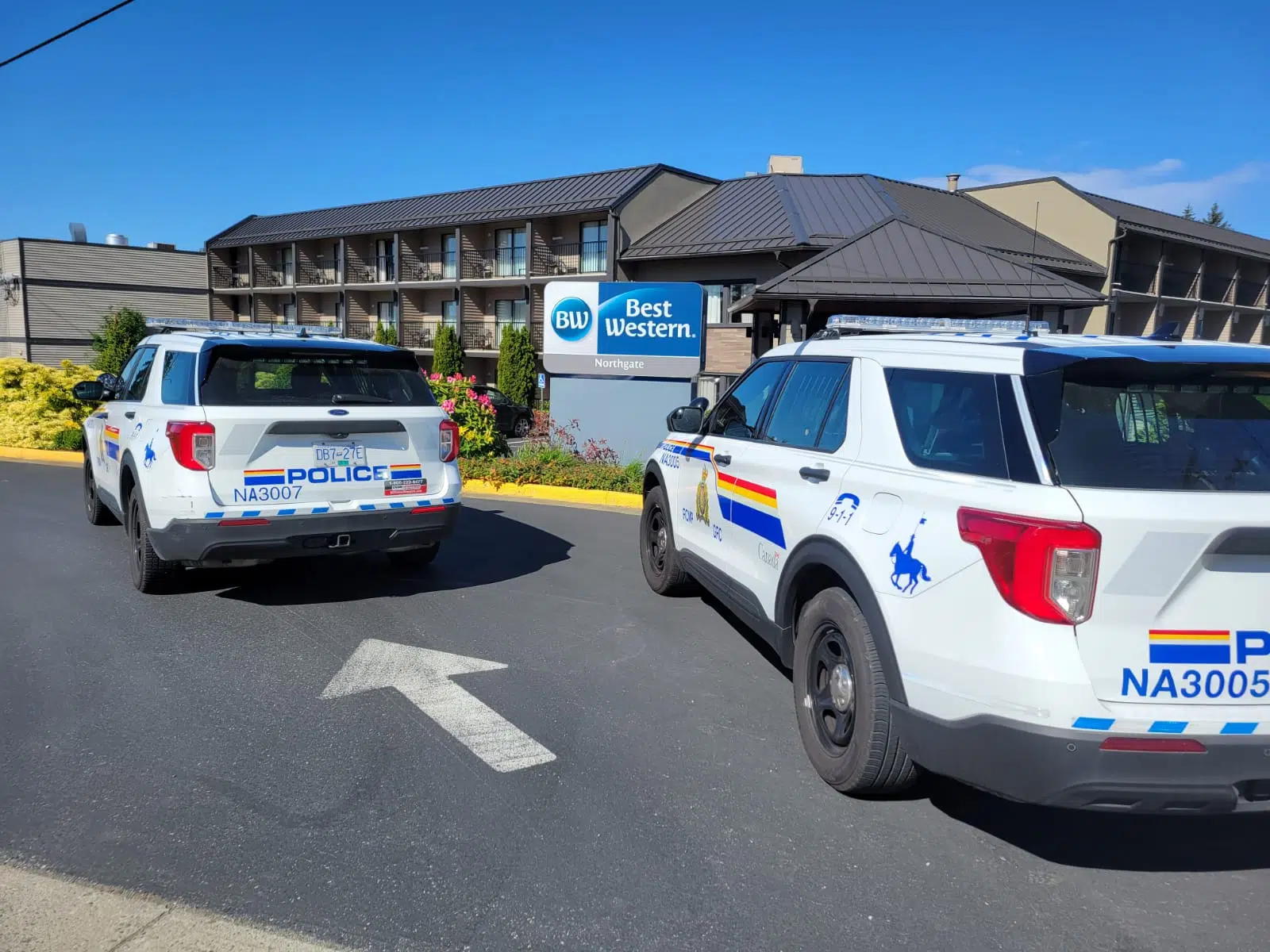 Police with drawn weapons were on scene at the Best Western in north Nanaimo. (Alex Rawnsley/NanaimoNewsNOW)