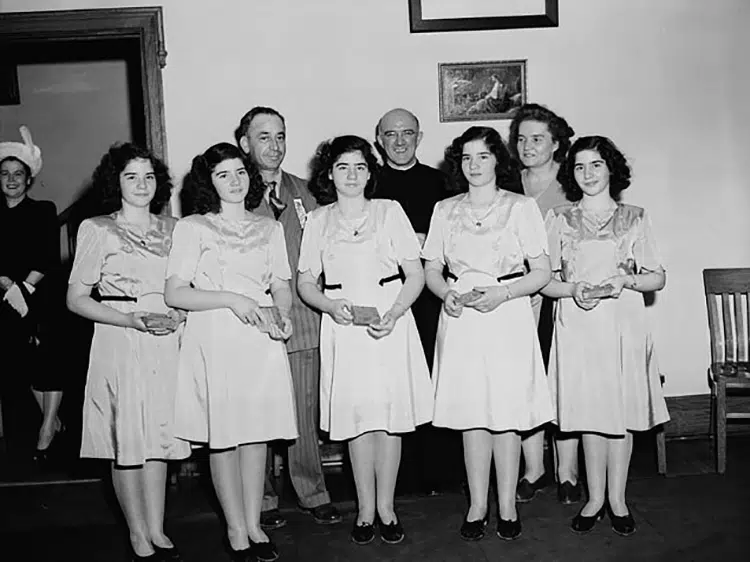 The Dionne Quintuplets Spent Their Childhood On Display At Quintland Chat News Today