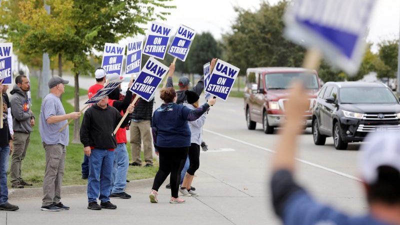Deere, UAW agree on new 6-year contract subject to union vote - Vimarsana News