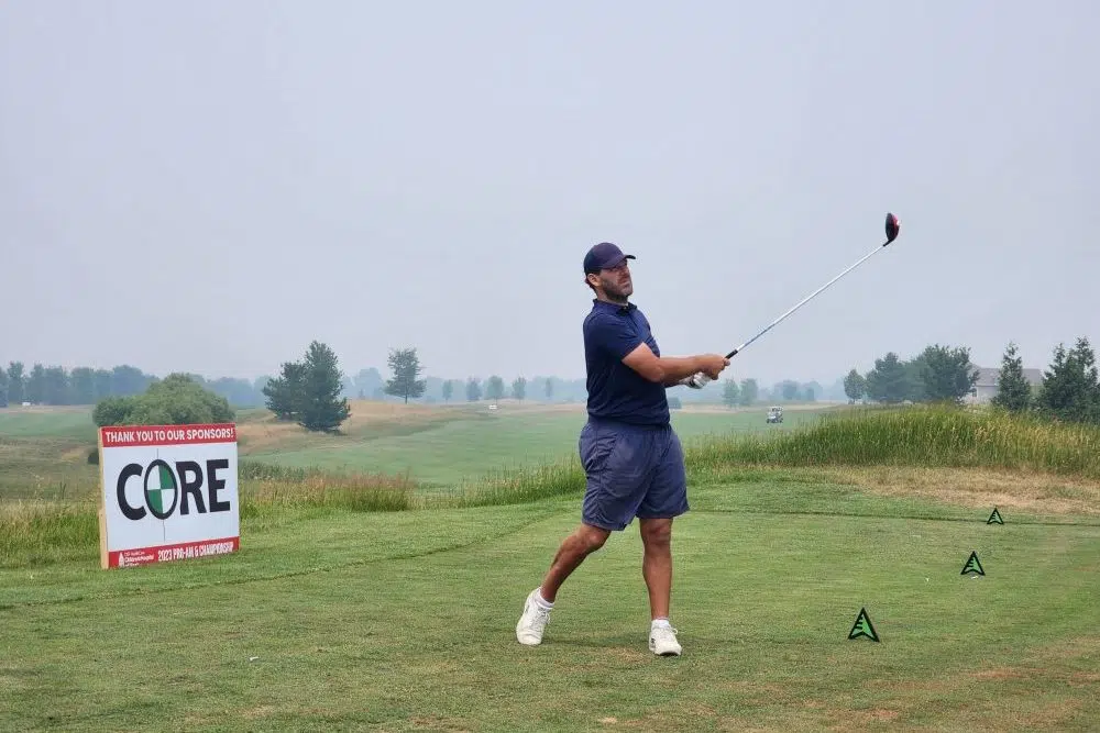 Ex-NFL quarterback Tony Romo visits Metamora for golf benefit