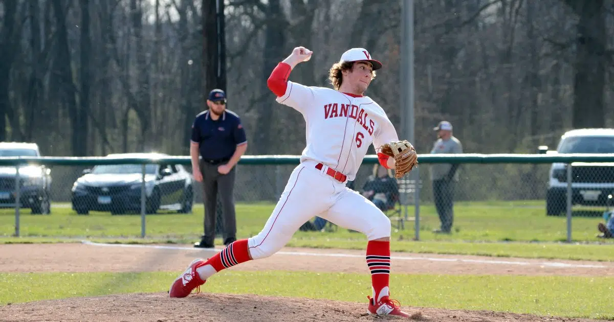 Vandals Grab Early Lead, Beat Staunton 61 Vandalia Radio