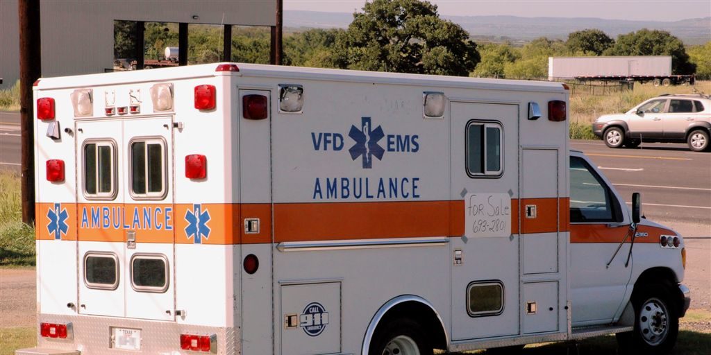Motorcyclist Collides With Truck Without Headlights On - Vimarsana News