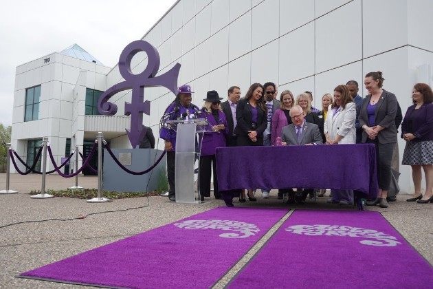 Signed in purple ink, Minnesota dedicates highway to Prince - Vimarsana News