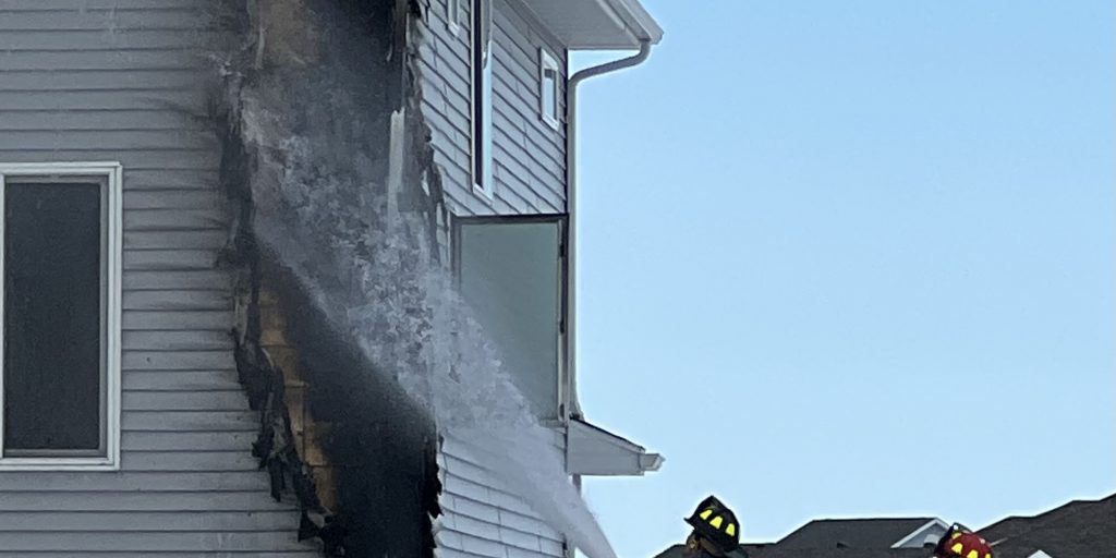 Friday midday fire heavily damages south Moorhead home - Vimarsana News