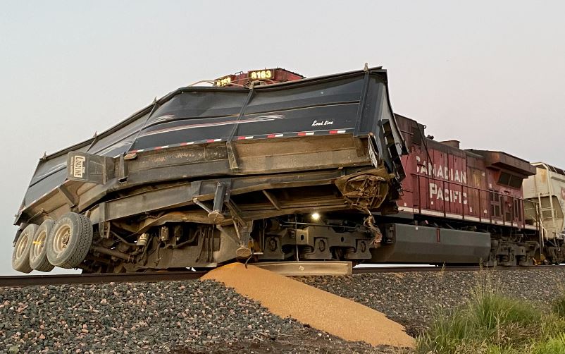 Grain truck collides with train at rail crossing in Kittson County, Minnesota; three injured - Vimarsana News