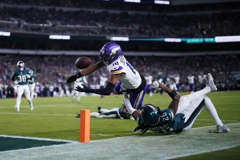 Jalen Hurts, Eagles Hold Off Fumble-Prone Vikings