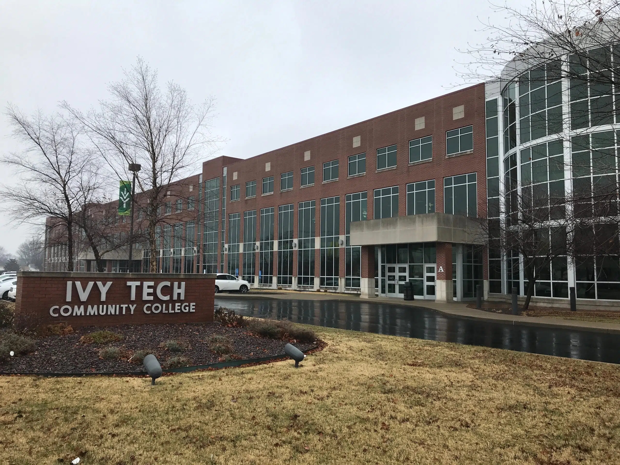 Ivy Tech Plans InPerson Classes WABX 107.5 Evansville's Classic