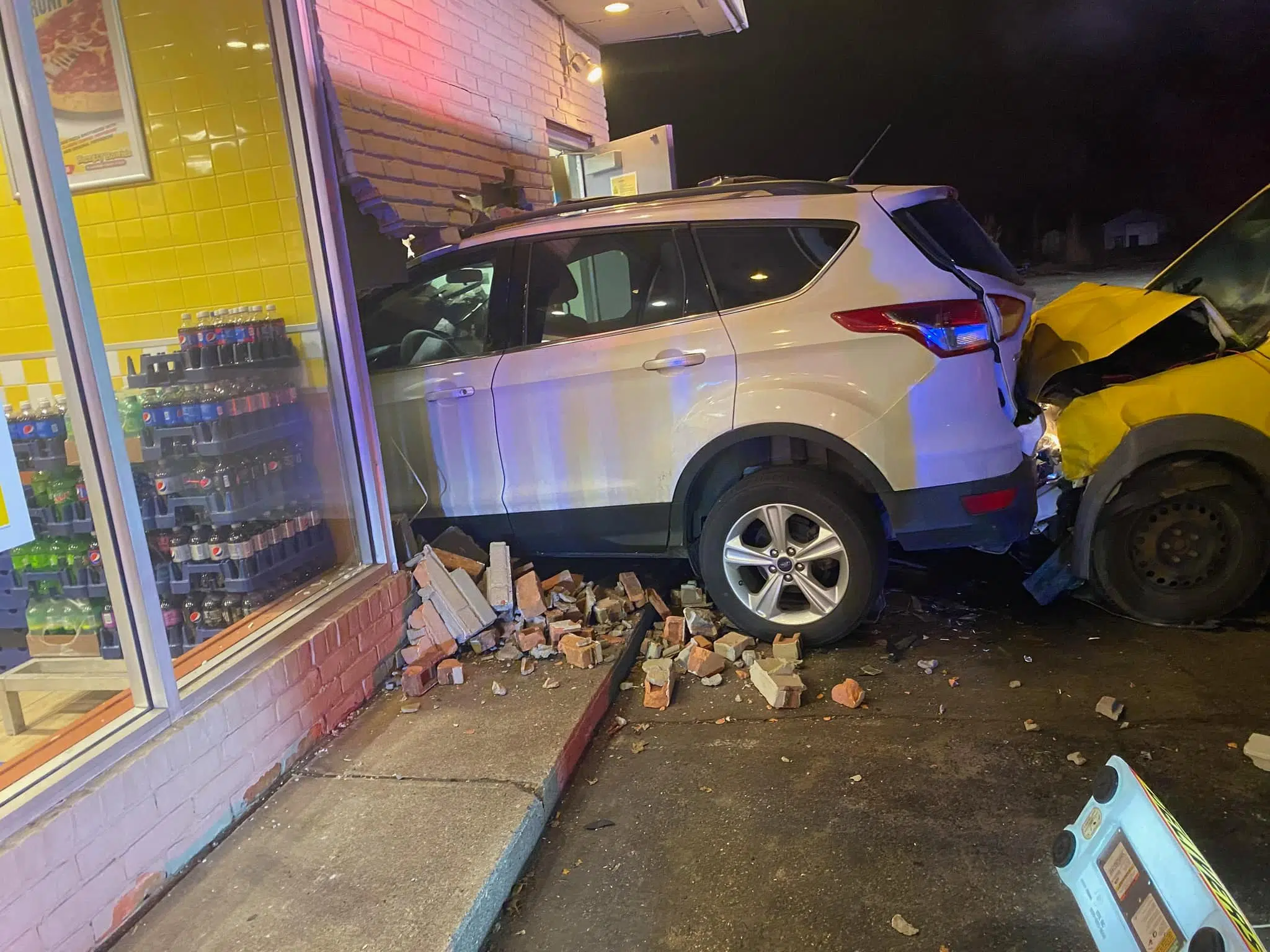 Walnut Creek: Burglars crash SUV into Louis Vuitton store : r/bayarea