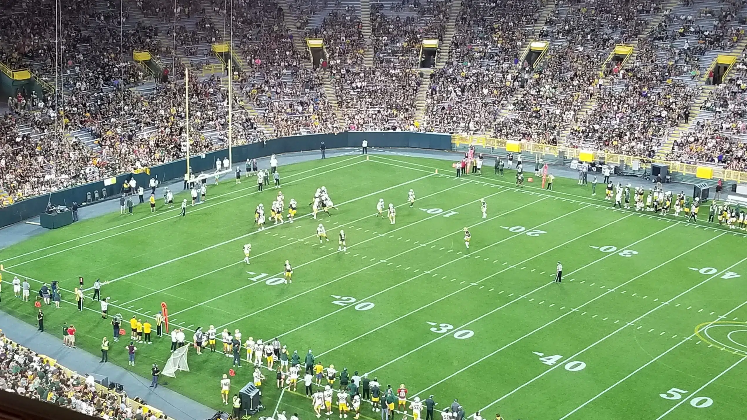 Fans of All Ages Pile into Family Night at Lambeau