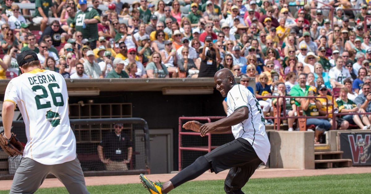 Favre Returning for Driver Softball Game - Vimarsana News