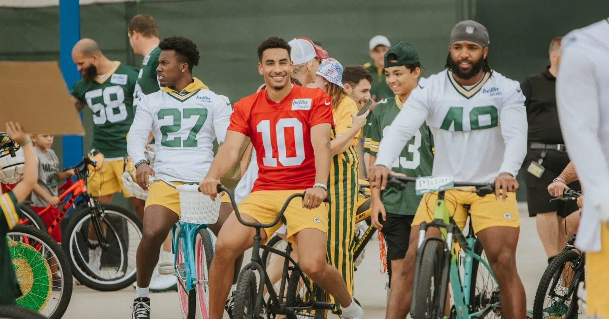 Titletown tradition: Packers bike to training camp