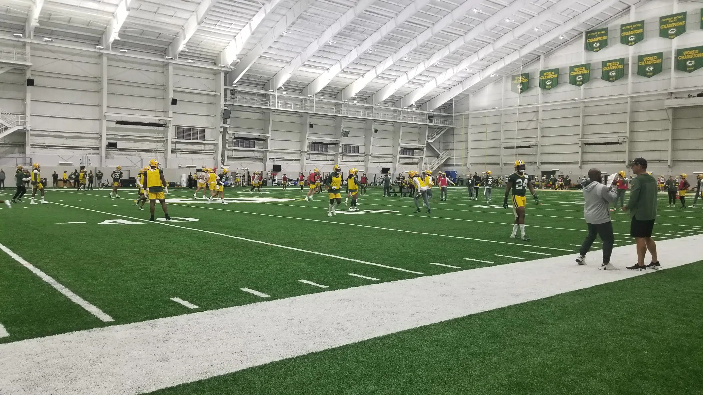 Zach Tom sees first reps with Packers starting offense at center