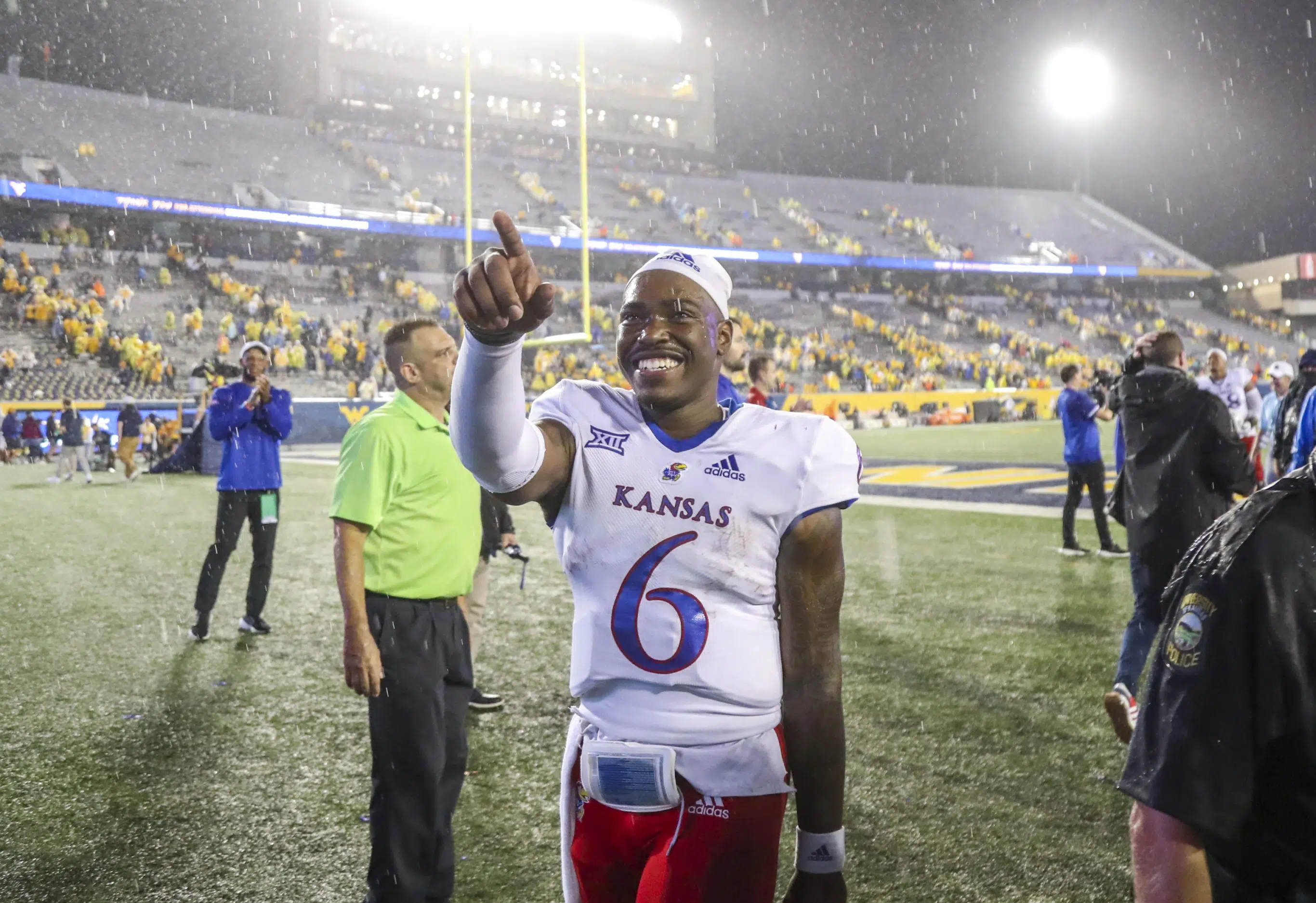 Kansas Jayhawks QB Jalon Daniels returns to defeat Illinois