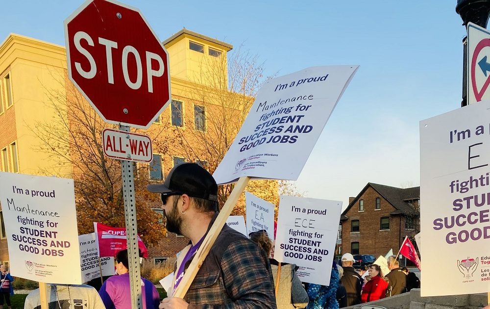 Striking Education Workers Picket In Downtown Owen Sound On First Day Of Job Action - Vimarsana News