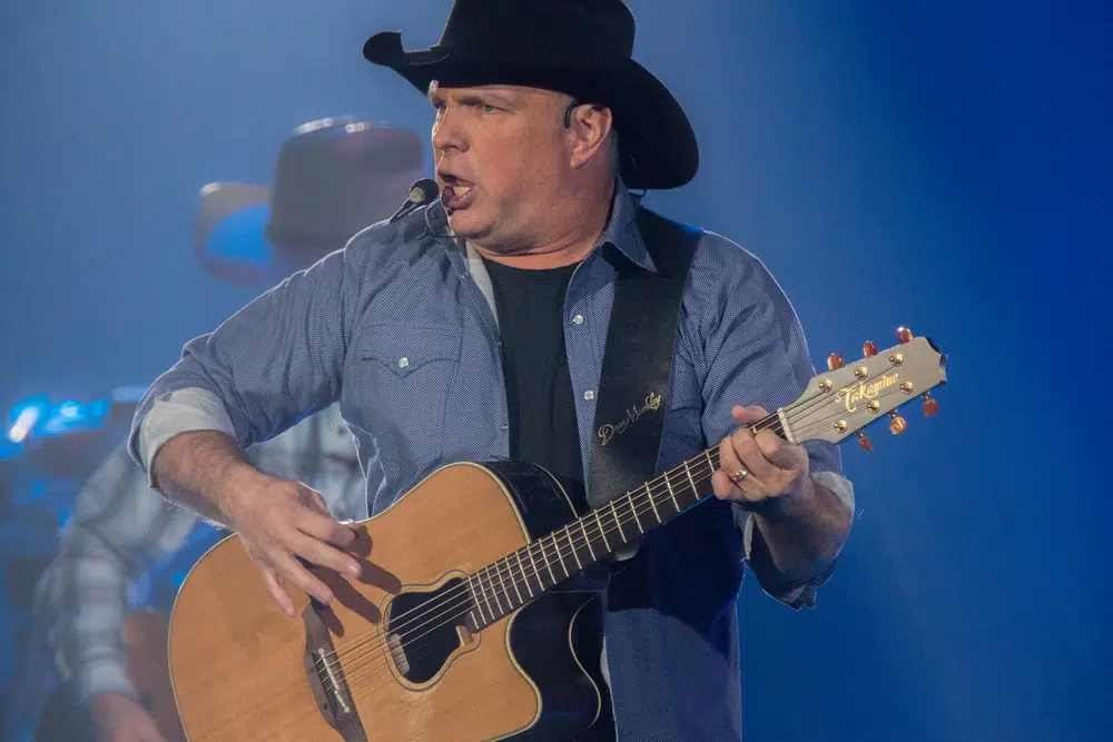 If Youre Vaccinated You Can See Garth Brooks On His Dive Bar Tour