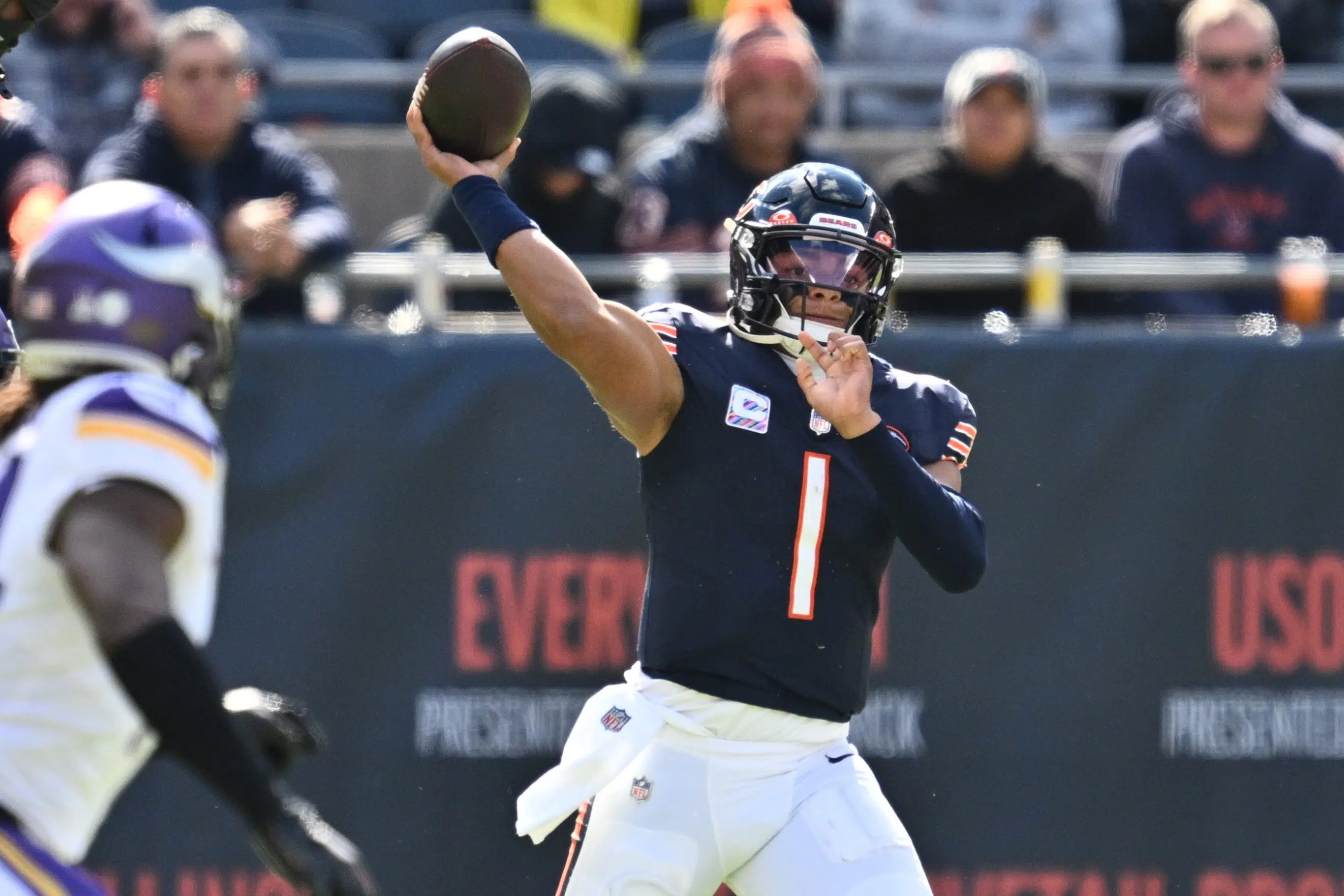 Chicago Bears QB Justin Fields leaves loss to Vikings with right