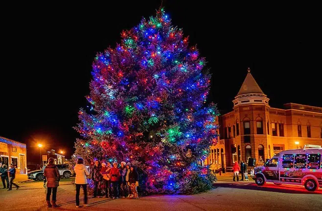 Gunnison Christmas Tree Lighting 2022 Ft. Pierre Christmas Events, Dq 'Receipt Day' & Paws Pawliday Store |  Drgnews