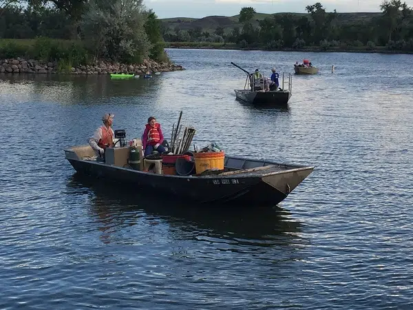 boaters collecting garbage