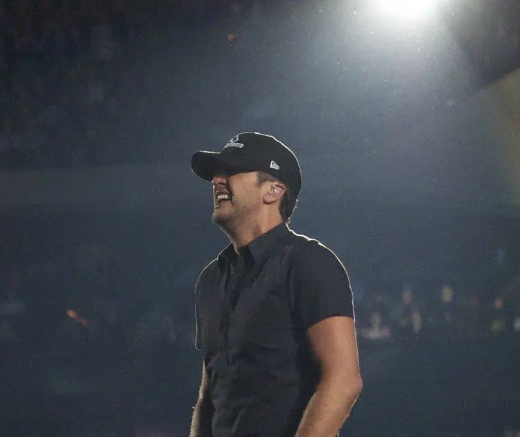 Luke Bryan Falls on Stage Froggy 98 Today's Best Country!