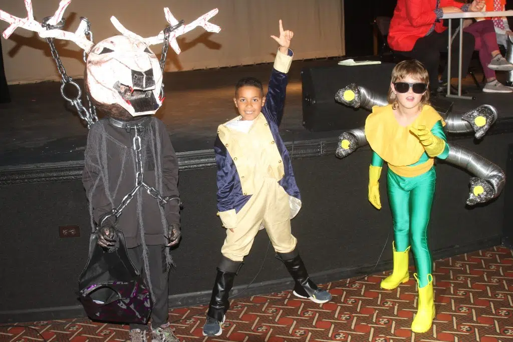 Teen tenendo lo sfiatatoio dalla indossa il suo Tartarughe Ninja costume  per raccogliere Halloween Trick or Treat candy. St Paul Minnesota MN USA  Foto stock - Alamy