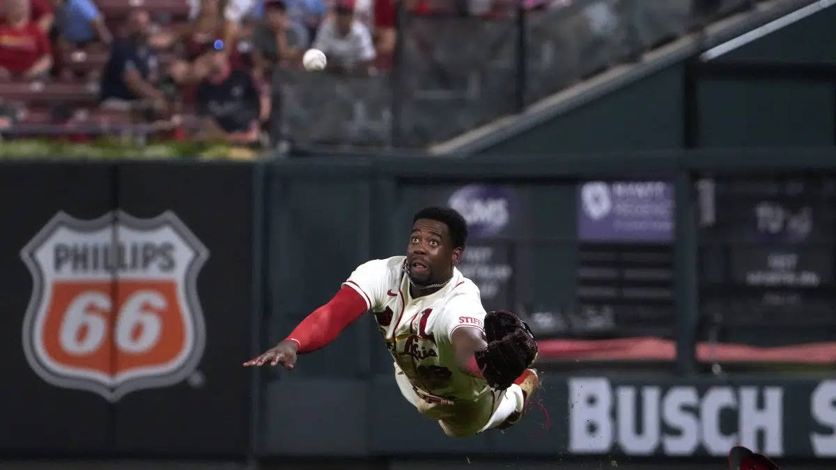 Cardinals to play a doubleheader Saturday after rain suspends Friday's  series opener