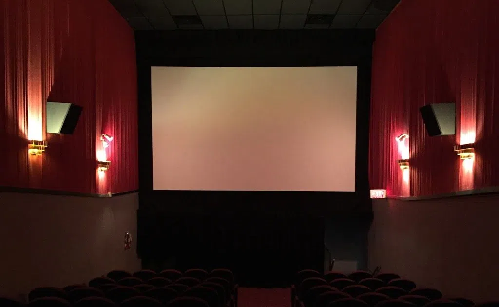 STRATFORD MOVIE THEATER IS THE WORLD’S SMALLEST IT HAS 13 SEATS