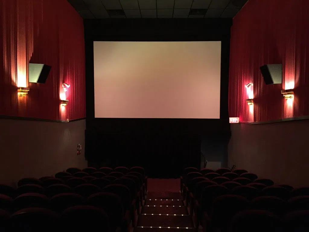 STRATFORD MOVIE THEATER IS THE WORLD’S SMALLEST – IT HAS 13 SEATS ...