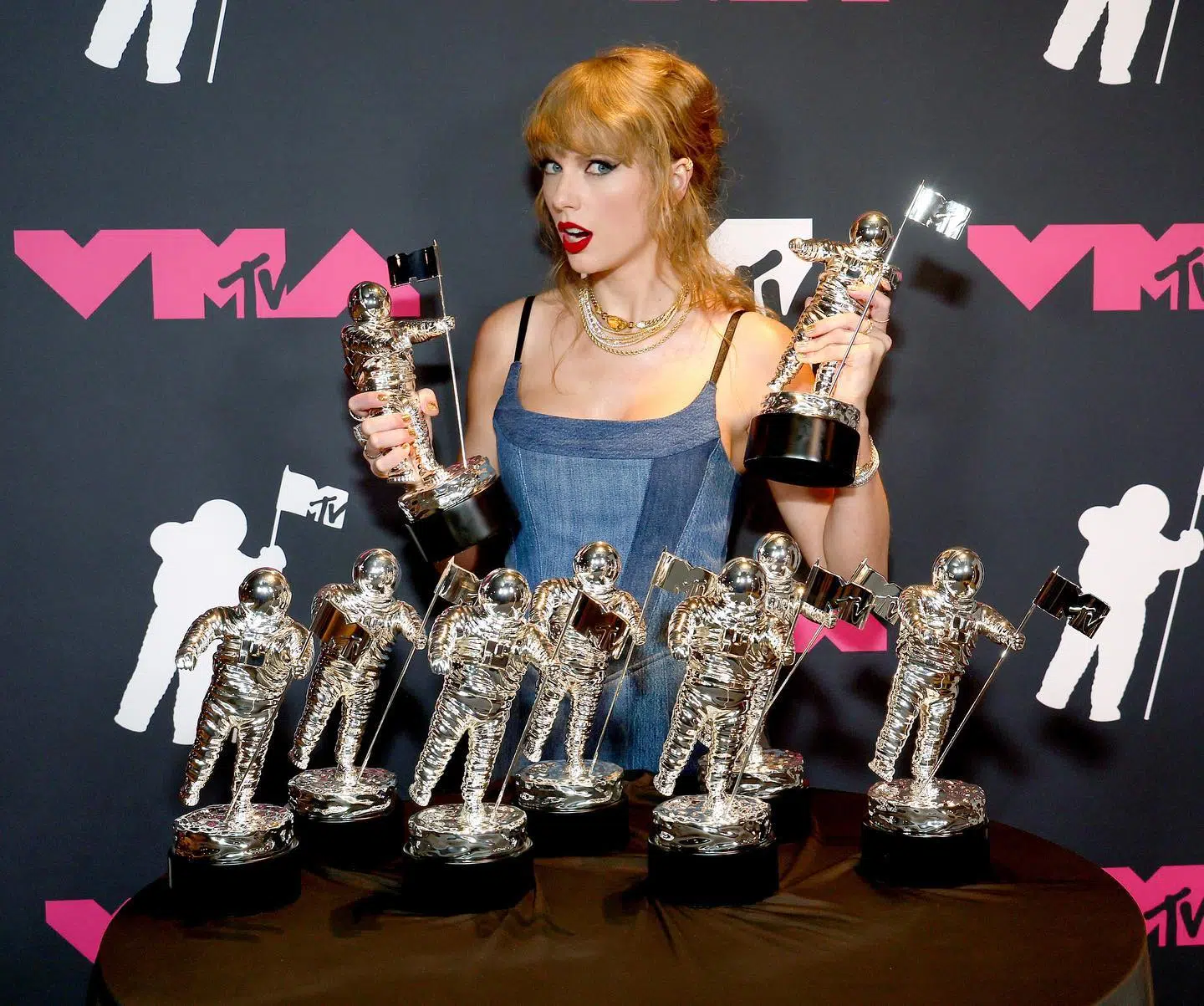 Taylor Swift dominates at American Music Awards 2022