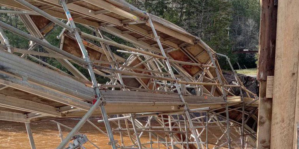 Submerged Scaffolding Near Covered Bridge To Be Removed This Week - Vimarsana News