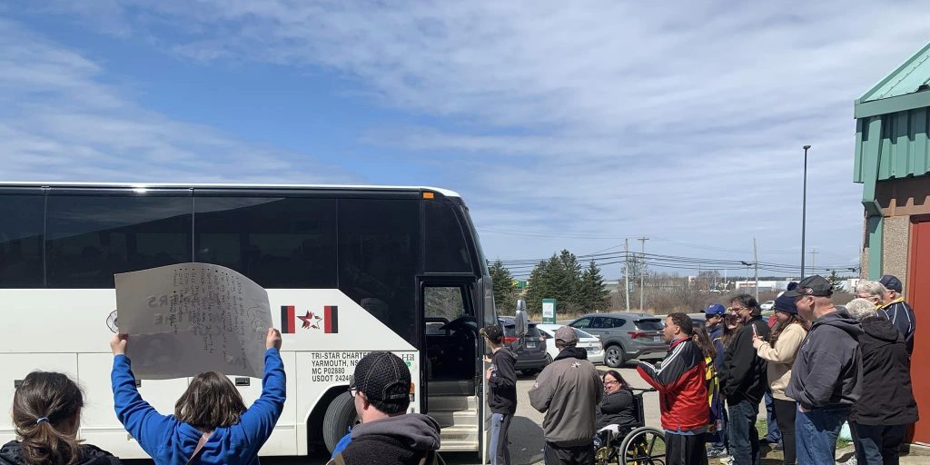 Mariners fans gather to send team off to Edmundston - Vimarsana News