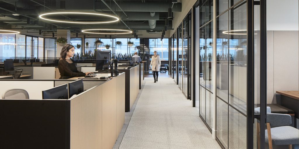 Survey finds employees reluctant to return to the office - Vimarsana News